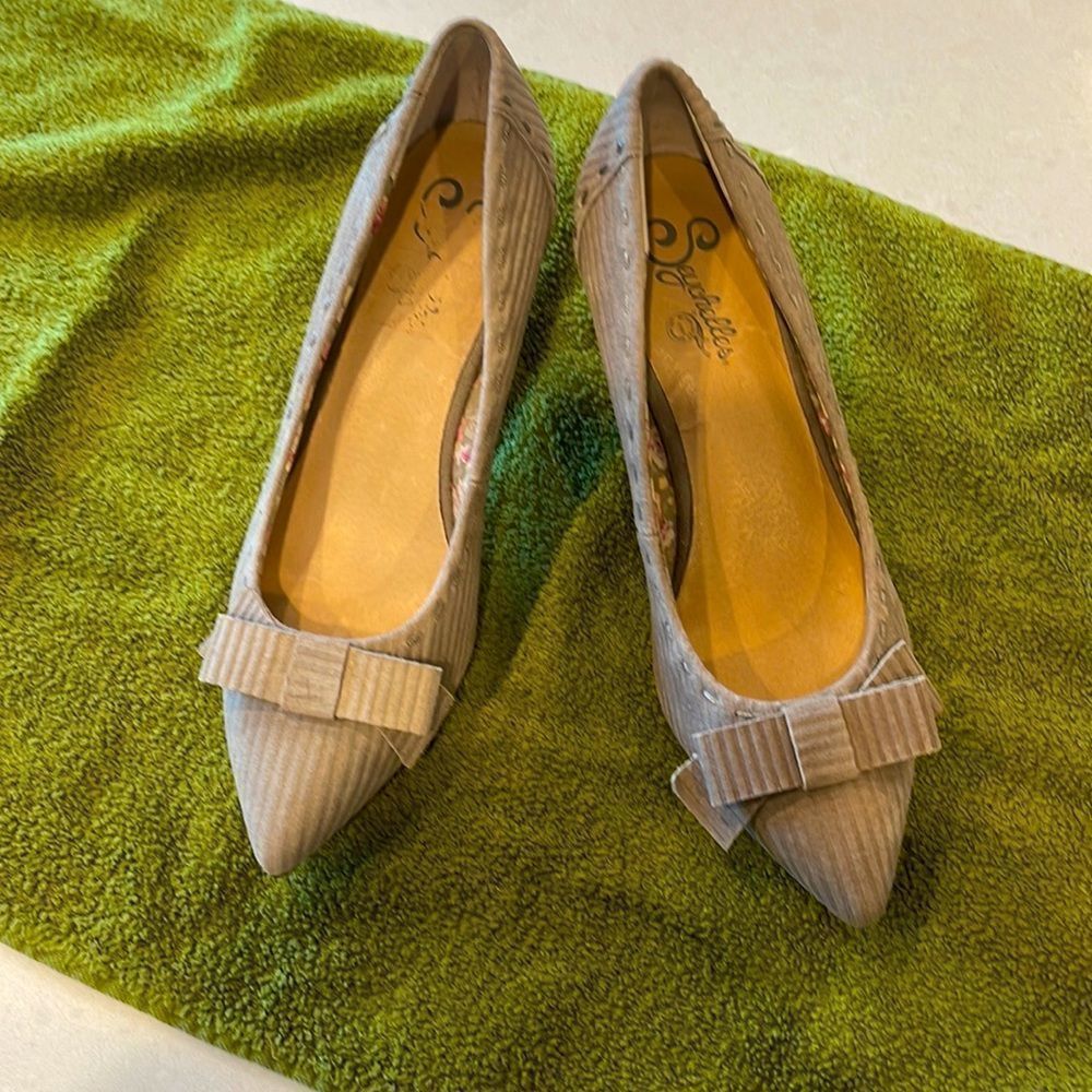 SEYCHELLES women’s shoes 2.5 inch heel bow on the front size 8 excellent shape.